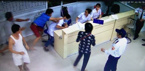 Sẽ phạt tù đến 3 năm người hành hung nhân viên y tế