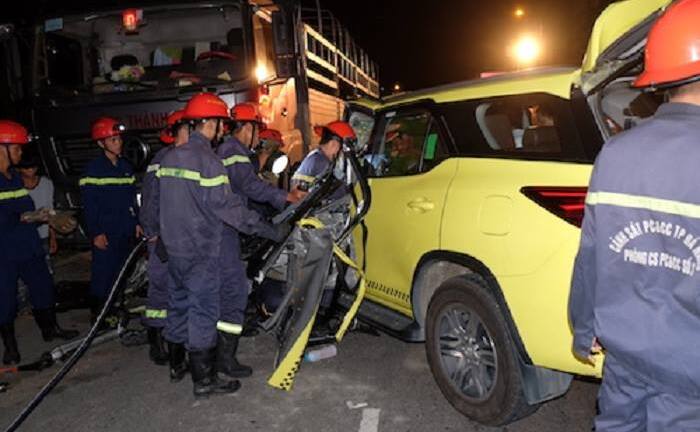 Taxi đâm vào xe tải, tài xế mắc kẹt trong cabin