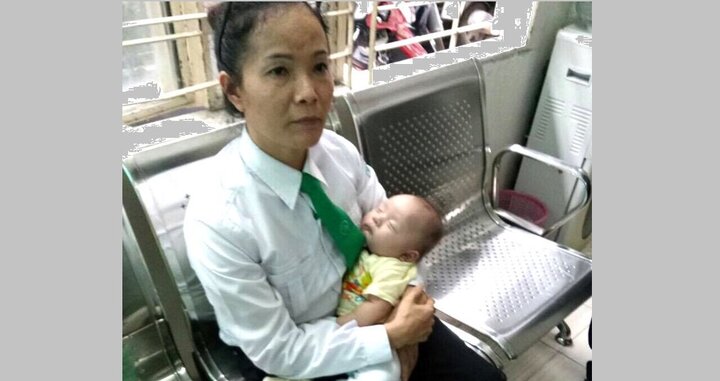 Bé trai 2 tháng tuổi bị mẹ bỏ rơi trên xe taxi ở Sài Gòn