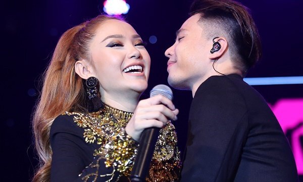 Trịnh Thăng Bình công khai khóa môi Minh Hằng trên sân khấu