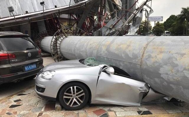 Kinh hãi cột biển quảng cáo khổng lồ đổ sập, đè nát hàng loạt ô tô