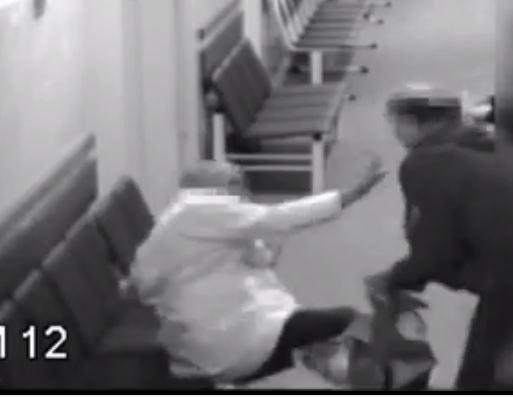 Video: Biết tin không bị ung thư, bệnh nhân đâm chết bác sĩ