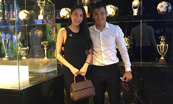 Công Vinh - Thủy Tiên hào hứng khoe phòng truyền thống của CLB TP.HCM