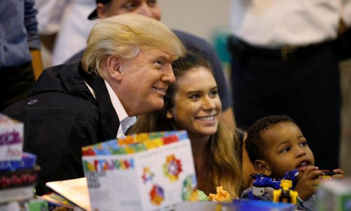 Ảnh: Tổng thống Mỹ Donald Trump tới thăm nạn nhân siêu bão Harvey