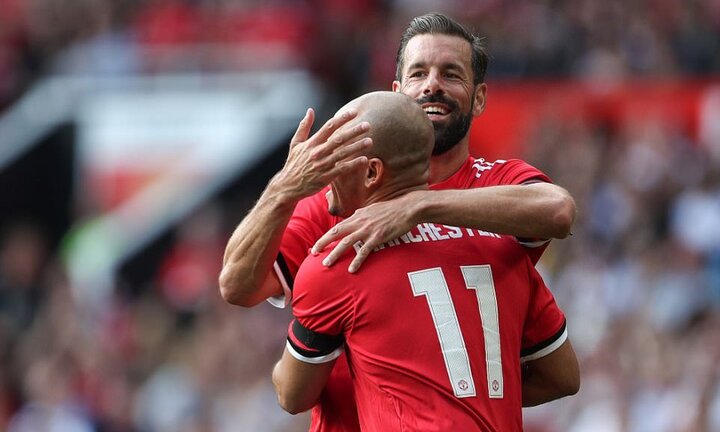 Vắng Ronaldinho, huyền thoại Barcelona vất vả cầm hòa huyền thoại MU