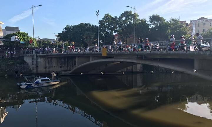 Thi thể người đàn ông dưới miệng cống nước thải