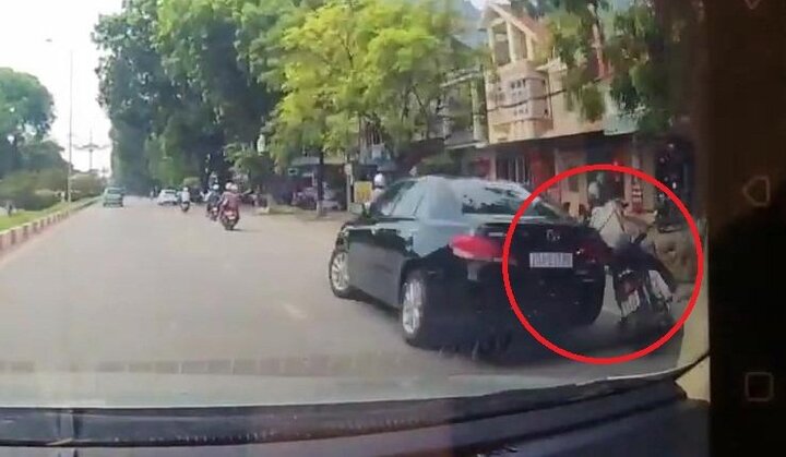 Ô tô quay đầu ẩu, huých ngã xe máy rồi bỏ đi gây phẫn nộ
