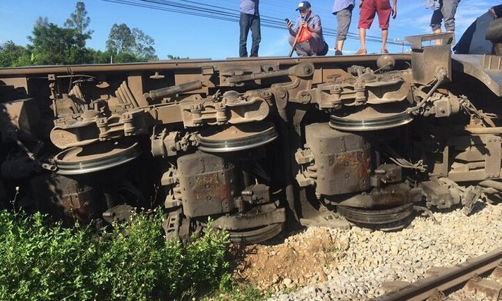 Nguyên nhân tàu SE3 chở hàng trăm khách bị lật khỏi đường ray