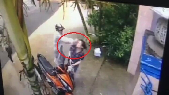 Clip sốc: Gã đàn ông đấm thẳng mặt cô gái, cướp xe táo tợn giữa ban ngày