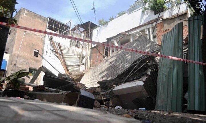 Vụ sập nhà 3 tầng như động đất ở TP HCM, nhân chứng kể gì?