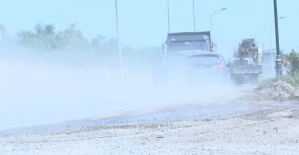 Video: Cận cảnh con đường nát như tương do xe tải cày phá giữa thủ đô