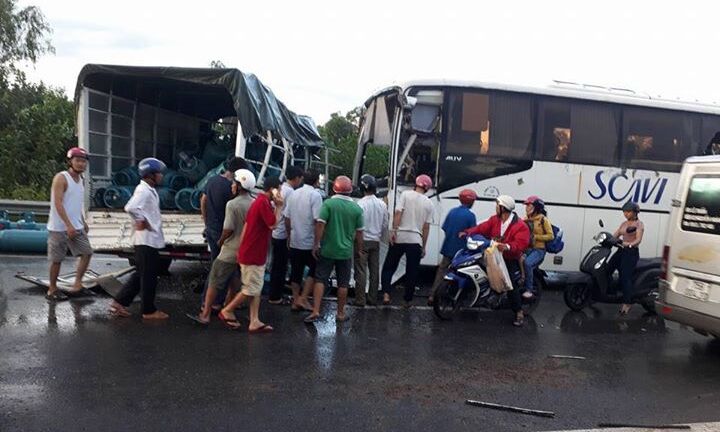 Nhiều người bị thương nặng trong vụ tai nạn liên hoàn ở Quảng Trị