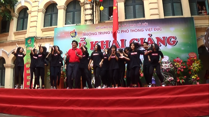 Hiệu trưởng THPT Việt Đức nhảy sôi động cùng học sinh trong lễ khai trường