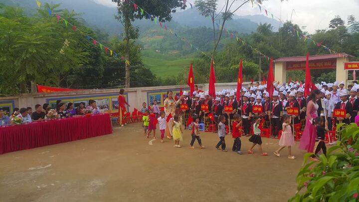 Niềm vui ngày khai trường của học sinh vùng núi Lào Cai
