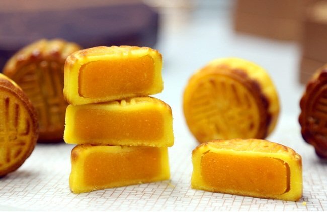 Mục sở thị quá trình làm bánh trung thu siêu đắt, giá vài triệu đồng