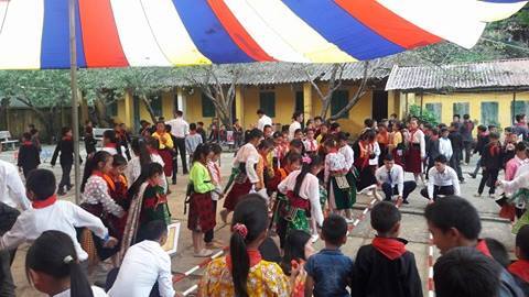 Thầy trò vùng cao Hà Giang cùng nhảy sạp, chơi bịt mắt bắt dê trong ngày khai giảng