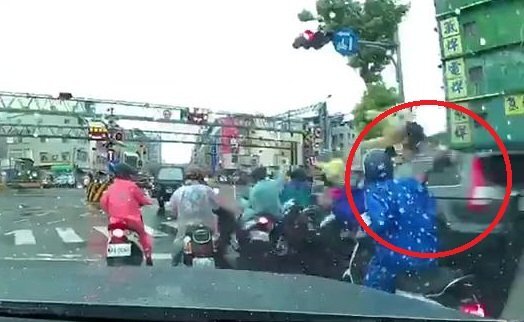 Kinh hãi ô tô 'điên' húc văng hàng loạt xe máy dừng chờ tàu