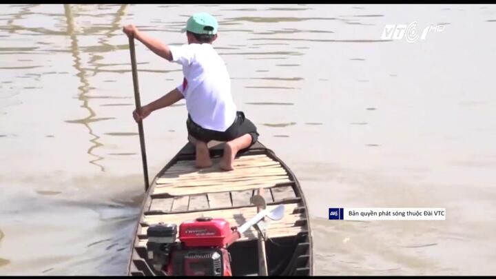 Cậu học sinh tự chèo xuồng vượt gần 5km đường sông để đi học