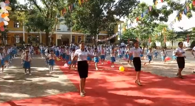 Video: Vũ điệu sôi động của cô trò Hà Tĩnh trong ngày khai giảng năm học mới