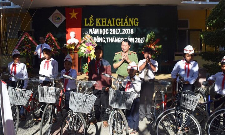 Giám đốc Công an Huế tặng 30 xe đạp cho trẻ em nghèo vùng cao ngày khai giảng