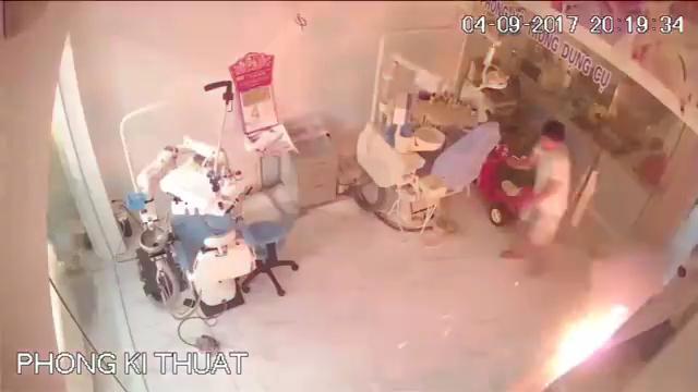 Máy khoan dùng pin phát nổ như bom, suýt đốt cháy nhà