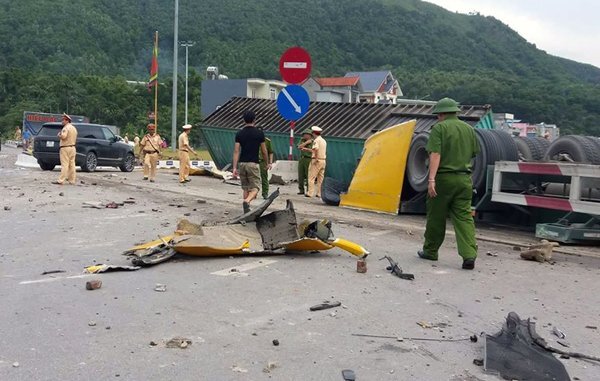 Xe container lật nhào trên quốc lộ 18, tài xế mắc kẹt trong cabin