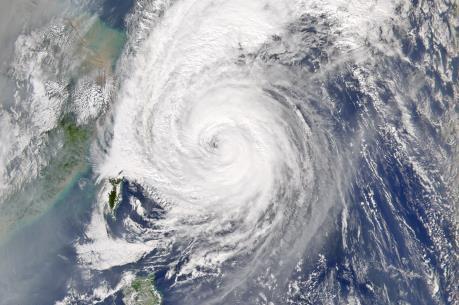 Bão số 9 giật cấp 10 đi vào Biển Đông