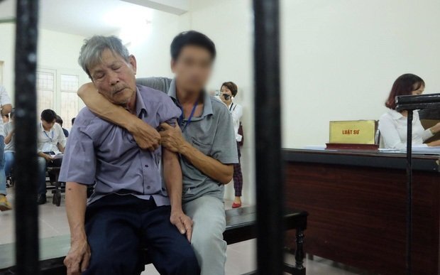 Xét xử vụ ấu dâm chấn động Hà Nội: 'Yêu râu xanh' 79 tuổi đang diễn kịch?