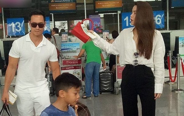 Kim Lý xách vali cho Hồ Ngọc Hà và Subeo tại sân bay