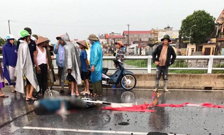 Người phụ nữ bị sét đánh chết khi đạp xe trên cầu ở Nam Định