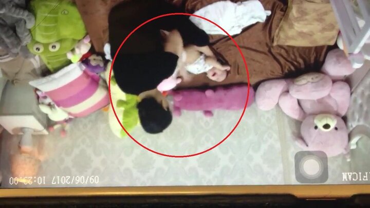 Kiểm tra camera, bàng hoàng phát hiện giúp việc đánh đập, quăng quật con