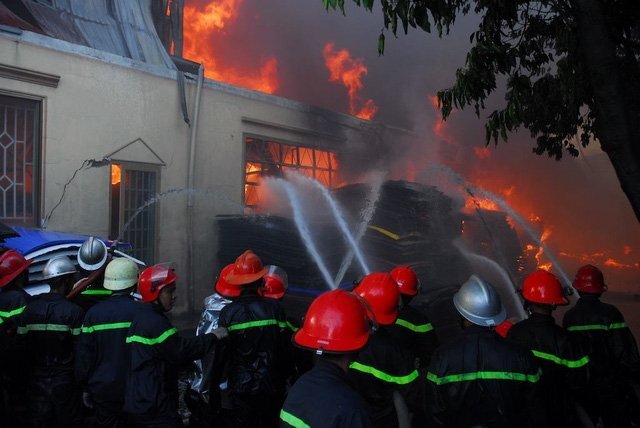 3 chiến sĩ cảnh sát thương vong khi chữa cháy nhà kho ở TP.HCM