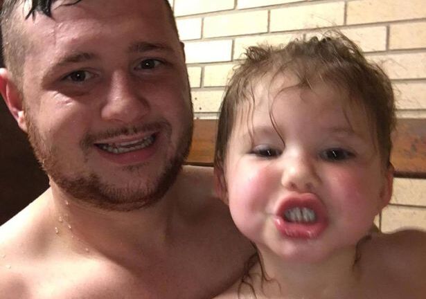 Xúc động khi biết lý do cha và con gái đều có vết sẹo giống nhau trên ngực