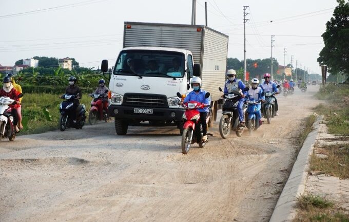 Xem xe máy, ô tô luồn lách như thi vượt chướng ngại vật trên con đường xuống cấp ở thủ đô