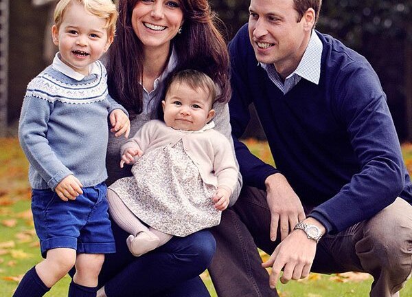 Hoàng tử Willam nắm tay con trai đến trường trong ngày đầu nhập học