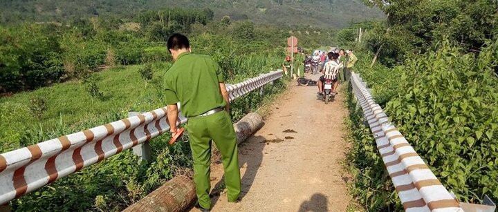 Lâm tặc đẩy gỗ xuống đường, đốt xe cháy rụi trước mặt kiểm lâm