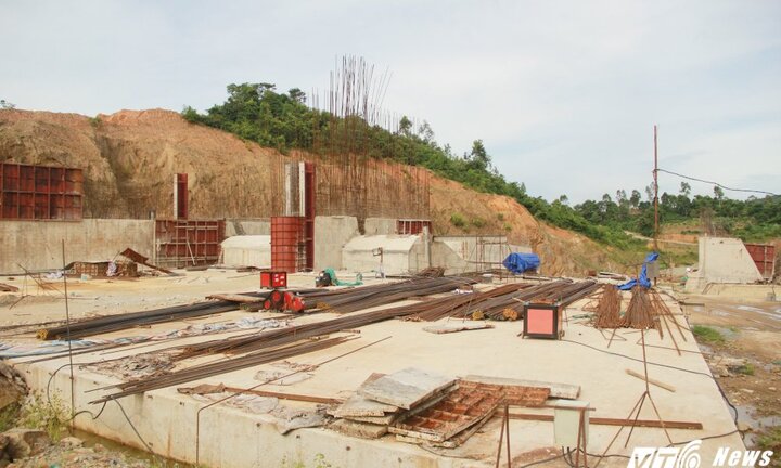 Cận cảnh dự án cấp nước đội vốn 2.500 tỷ đồng nằm ‘đắp chiếu’, sắt thép hoen gỉ