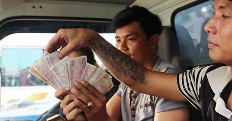 Tài xế dùng tiền lẻ phản đối, đòi di dời BOT tuyến tránh Biên Hòa