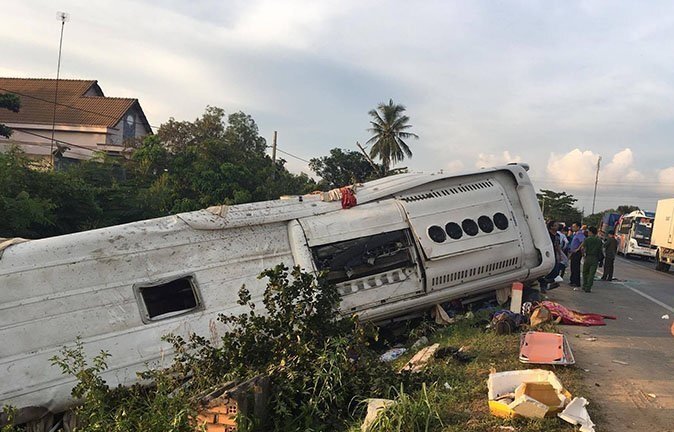 Xe khách húc container, 2 hành khách văng xuống đường chết thảm