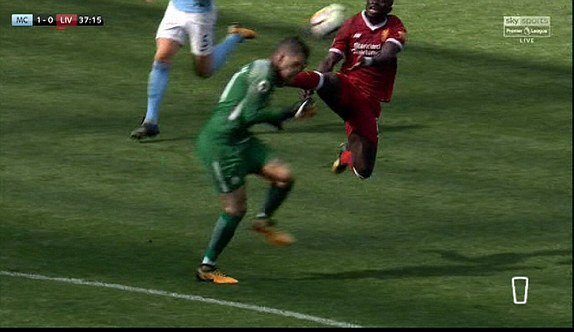 Video: Mane đạp thủ môn Man City ngã sấp mặt, bị đuổi khỏi sân