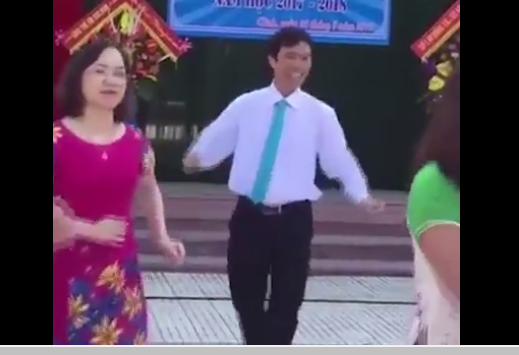 Giáo viên Nghệ An nhảy bài 'Đi học' trong dịp khai giảng gây sốt 