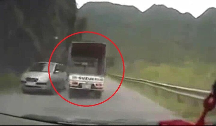 Lạng Sơn: Xe tải thủng lốp phóng như bay, bẻ lái 180° như phim hành động