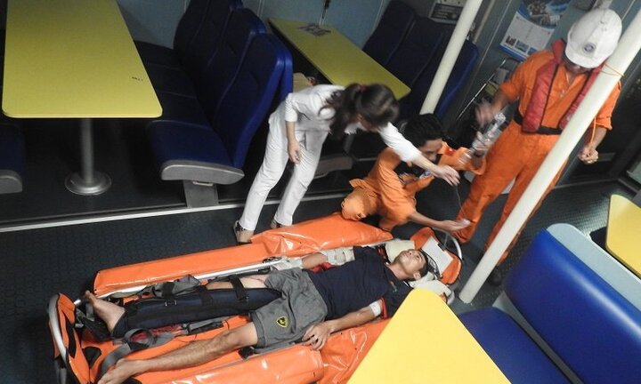 Cứu sống ngư dân bị tời cuốn nguy kịch trên biển