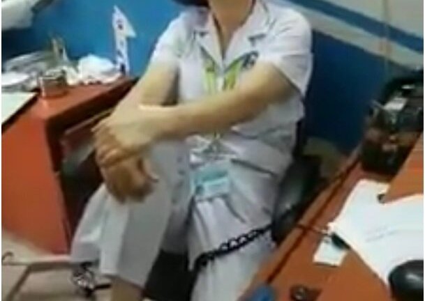 Video: Nữ bác sĩ ngồi gác chân lên ghế to tiếng với người nhà bệnh nhân
