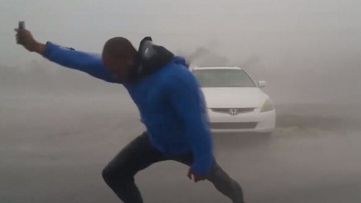 Video: Người săn bão suýt bị thổi bay khi đo sức gió siêu bão Irma
