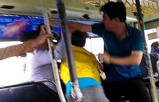 Nhân viên xe buýt và hành khách lao vào ẩu đả ngay trên xe ở TP.HCM