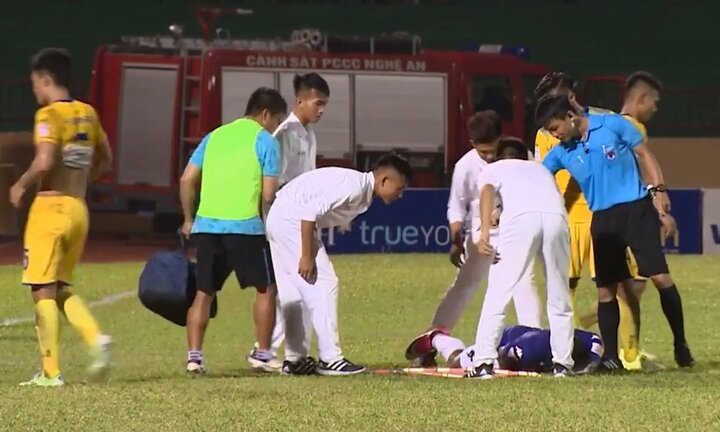 Video: Cầu thủ Hà Nội câu giờ khiến đối thủ và CĐV bất bình