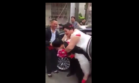 Clip: Chú rể cõng cô dâu 'bé bỏng' gây sốt cộng đồng mạng