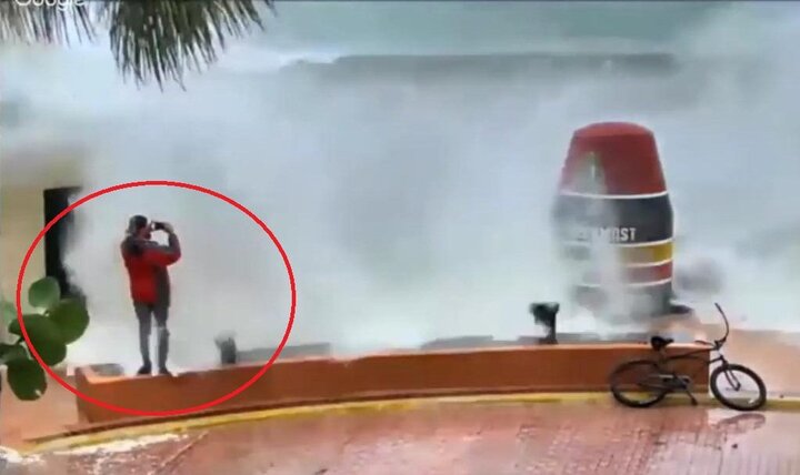 'Sống ảo' trong bão 'quái vật' Irma, thanh niên bị sóng dữ hất tung