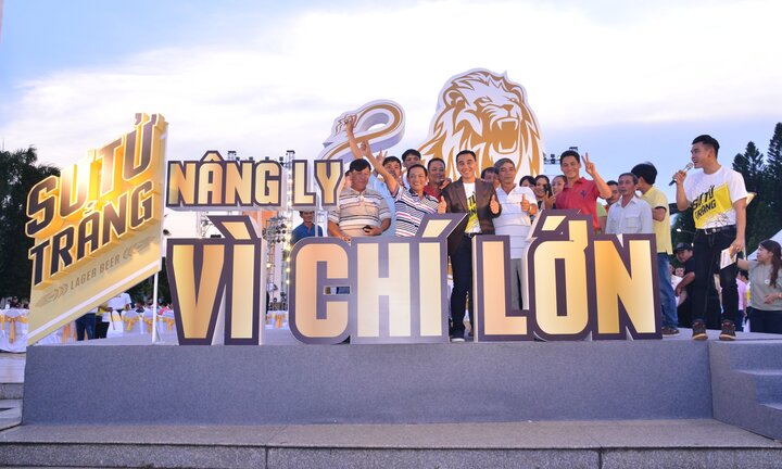Lễ hội Bia Sư Tử Trắng 'Nâng ly vì chí lớn' - Đêm hội đầy niềm vui của người dân thành phố